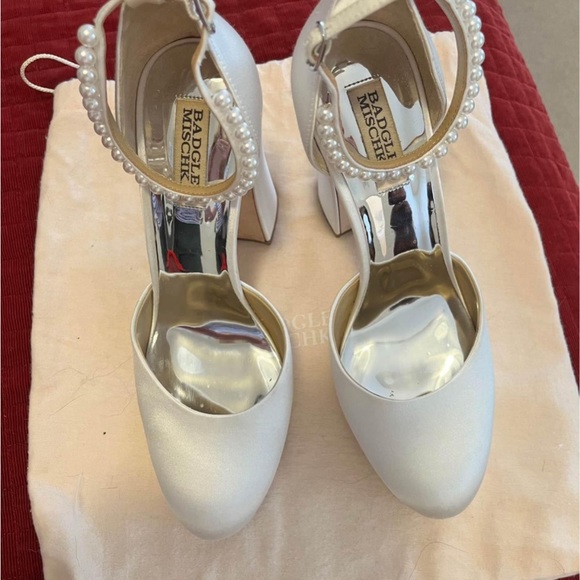White Pearl Wedding Heels Badgley Mischka Platforms Size 9 - Picture 2 of 6